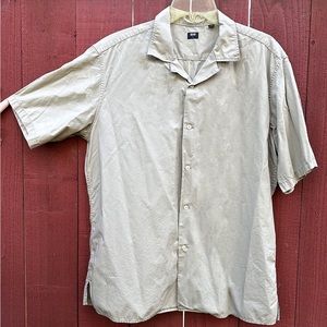 Uniqlo men’s open collar short sleeve button up shirt